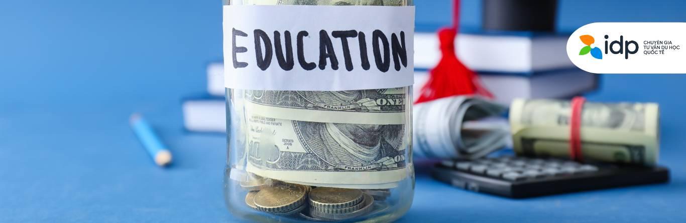 các bí quyết tiết kiệm chi phí khi học ngành sáng tạo bao gồm tìm kiếm học bổng, mua đồ cũ, tận dụng tài nguyên miễn phí, làm thêm và tiết kiệm chi tiêu