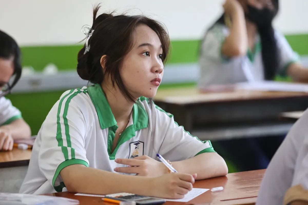 Các ngành nghề như sư phạm, khoa học xã hội và nông lâm nghiệp thường có mức học phí thấp hơn so với các ngành kỹ thuật, công nghệ và y dược.