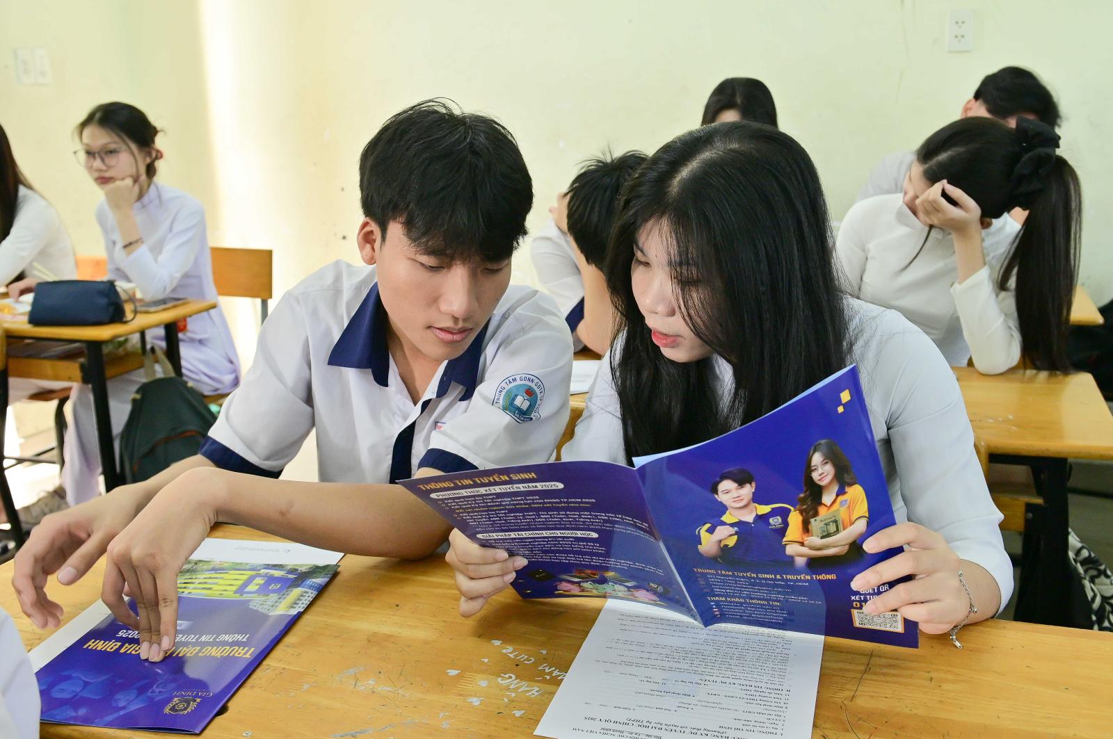 Hình ảnh các sinh viên thành công nhờ học bổng, trở thành kỹ sư, bác sĩ và lập trình viên tài năng.