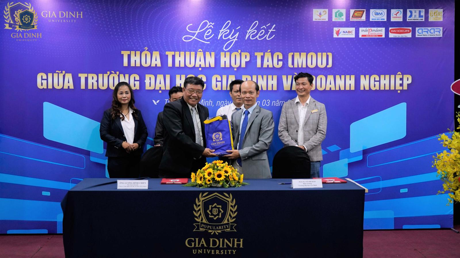 Câu hỏi thường gặp về chi phí học giữa học viện và đại học