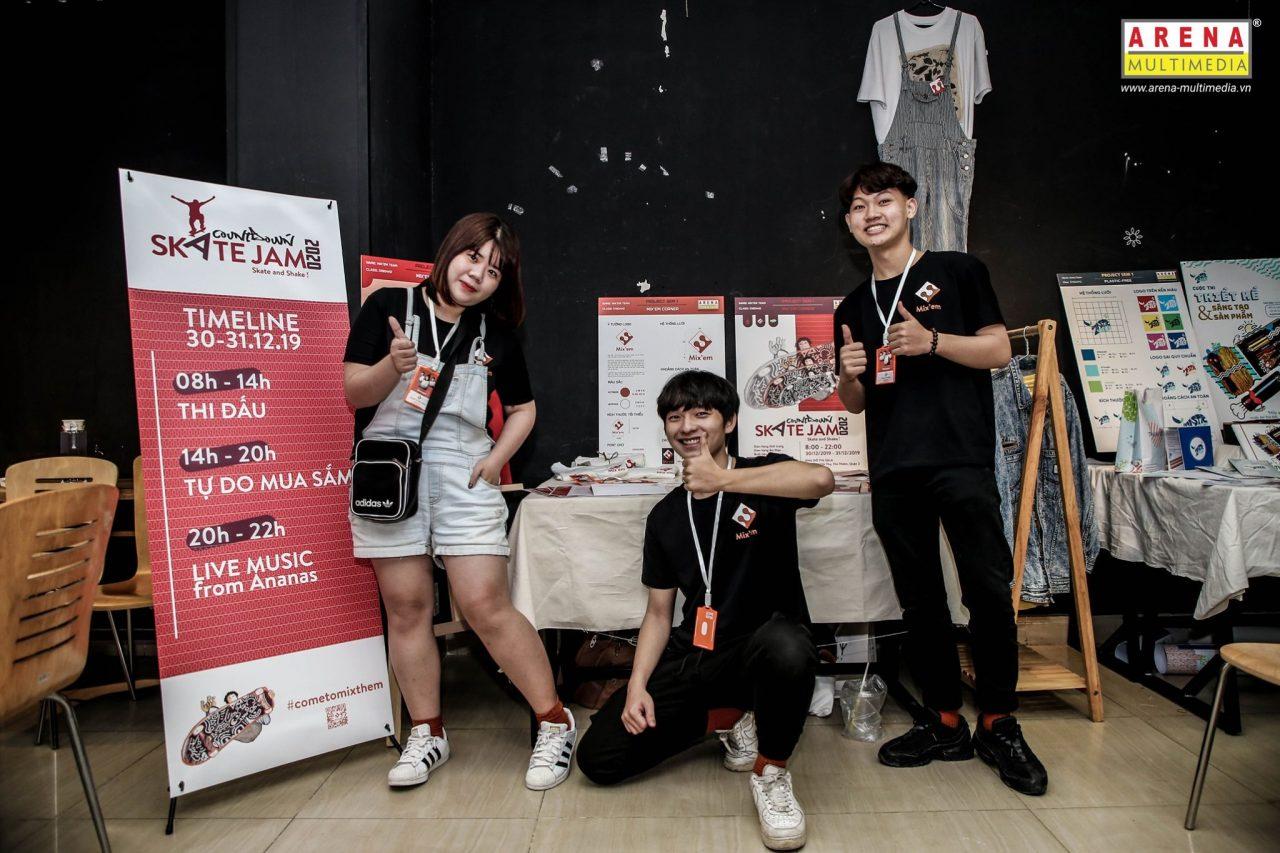 các chi phí mềm khi học ngành sáng tạo bao gồm hoạt động ngoại khóa, mua sắm trang thiết bị, phát triển kỹ năng, xây dựng portfolio và chi phí cơ hội