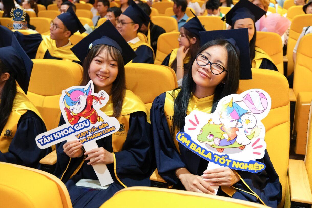 Chia sẻ kinh nghiệm giành học bổng khi số lượng có hạn, ảnh một bạn sinh viên vui mừng nhận học bổng