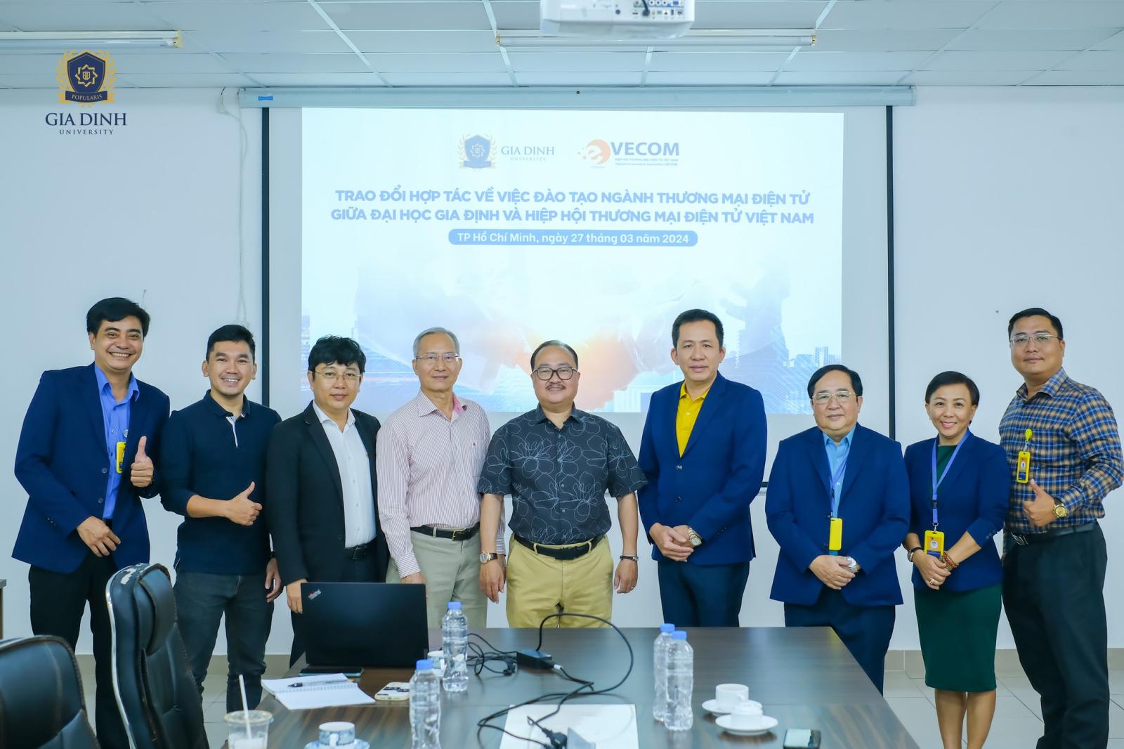 Sinh viên tham gia chương trình đào tạo trực tuyến chuẩn, chất lượng cao