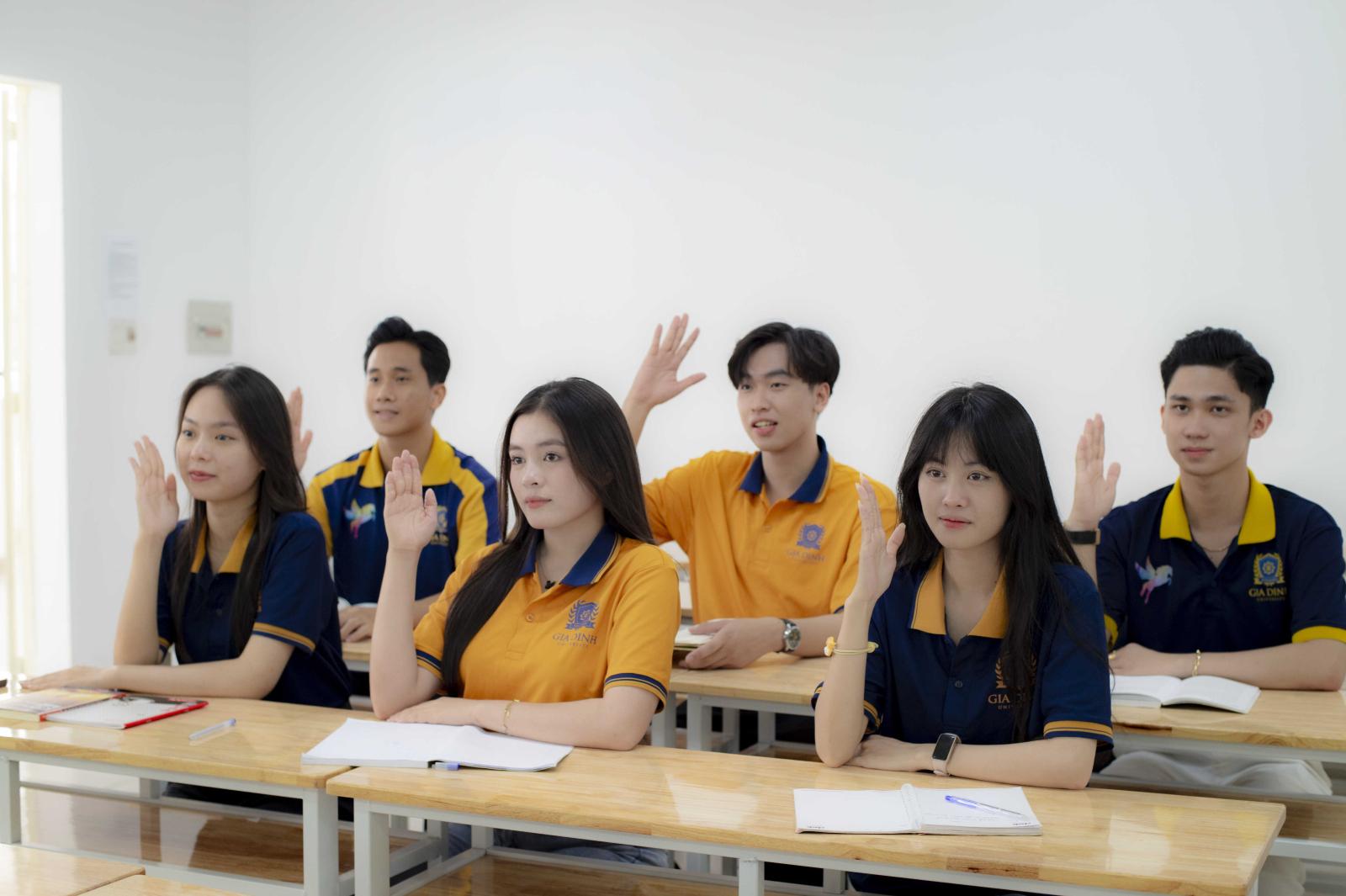 Chuyên gia marketing số tạo chiến dịch trên máy tính