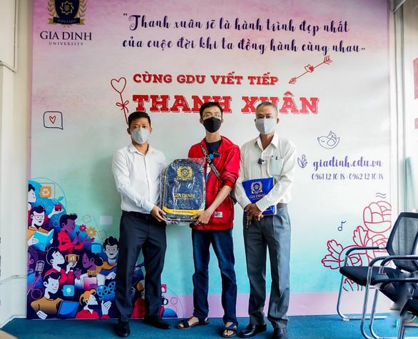 Hình ảnh chuyên gia tư vấn tuyển sinh đang giải đáp thắc mắc cho học sinh về hồ sơ đăng ký xét tuyển