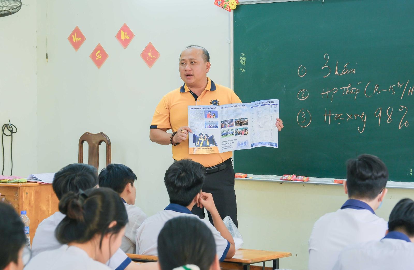 Cơ sở vật chất hiện đại tại một trường đại học công nghệ với các phòng lab và thiết bị tân tiến.