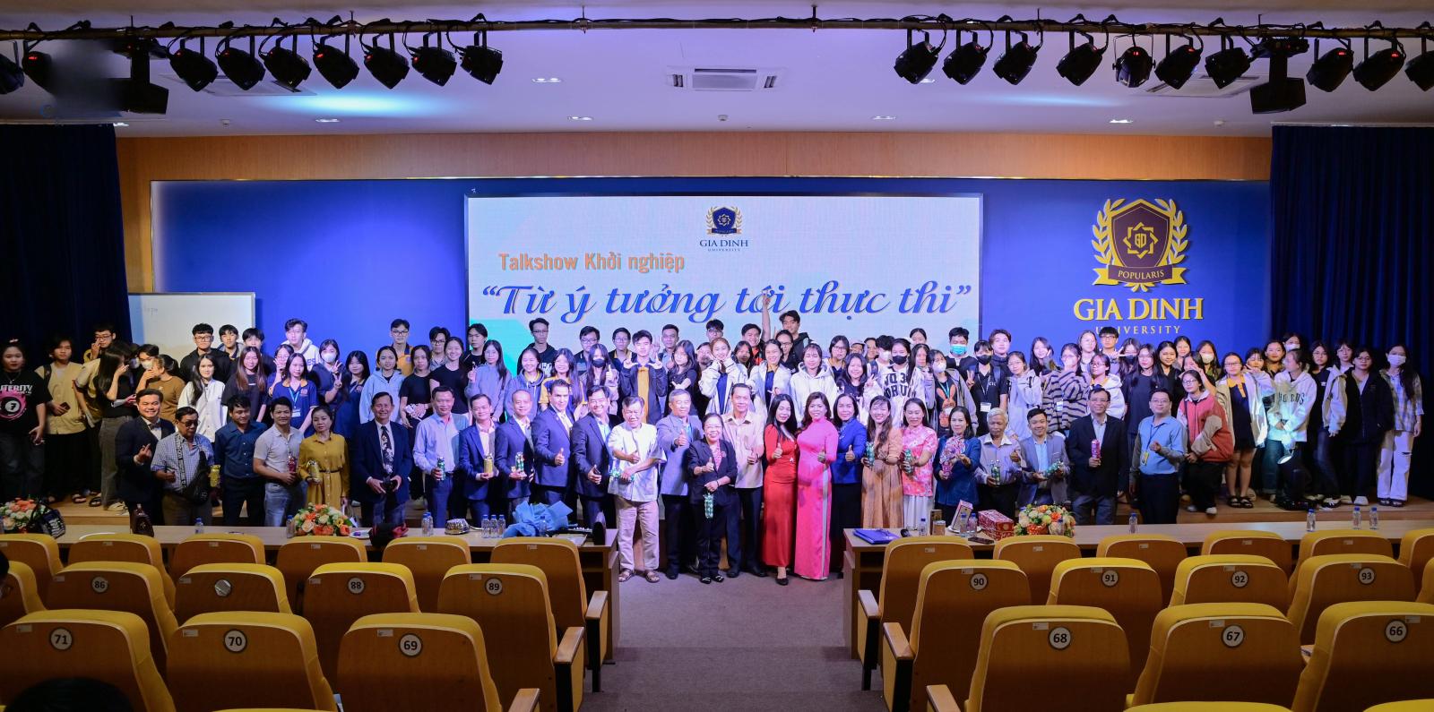 Đại diện GDU tư vấn tuyển sinh về cơ hội khởi nghiệp cho học sinh phổ thông dựa trên những câu chuyện khởi nghiệp cá nhân thành công