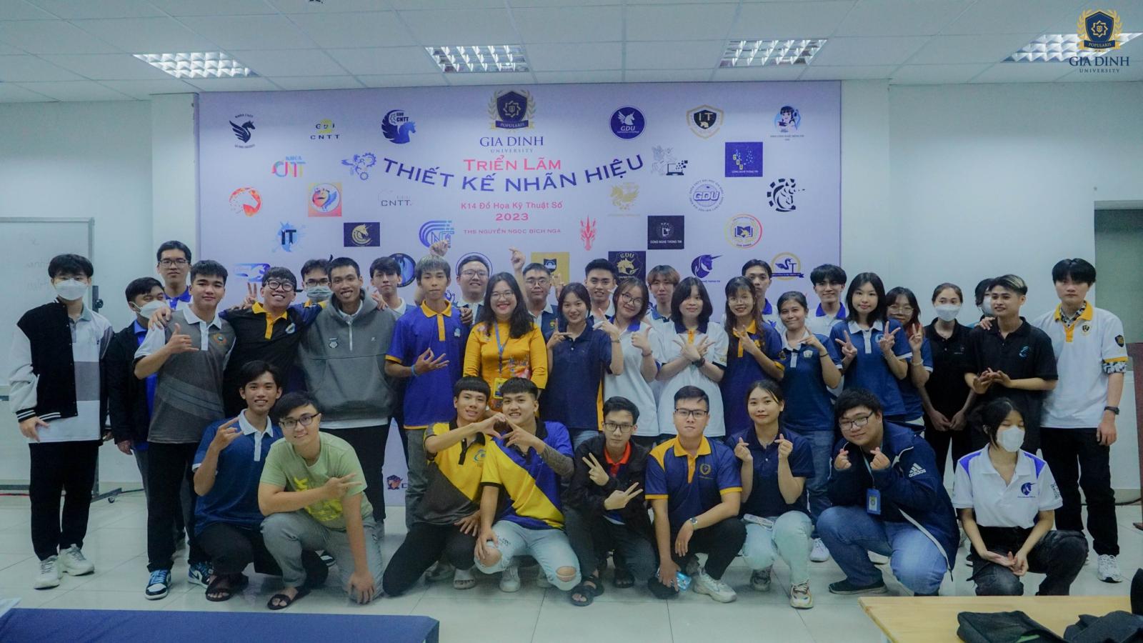 Sinh viên Đại học Gia Định thực hành tại xưởng xây dựng, thể hiện sự chuyên nghiệp và kỹ năng thực tế