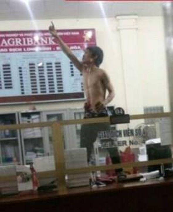 Hình ảnh một đồng xu đang xoay trên không, một mặt khắc biểu tượng thành công (cúp, đồ thị đi lên), mặt kia khắc biểu tượng thất bại (đường nứt, mũi tên đi xuống), tượng trưng cho hai mặt của chuyện nghề từ người đi trước.