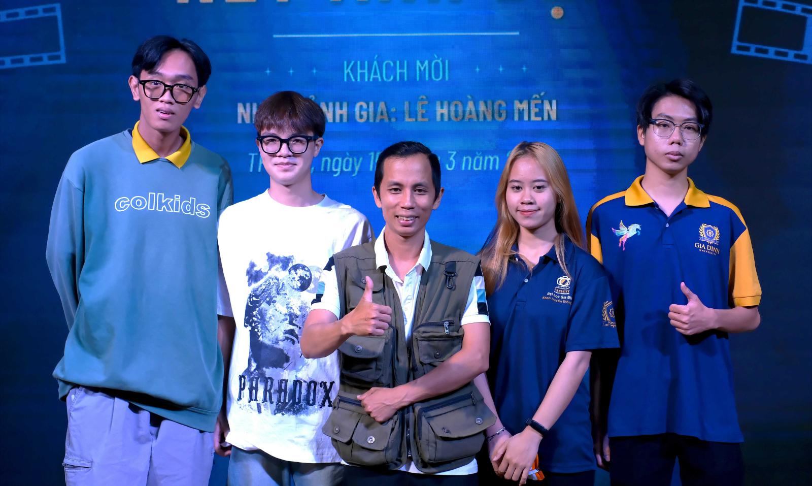 Hình ảnh sinh viên nhận học bổng ngành công nghệ thực phẩm, một cách để giảm gánh nặng tài chính.