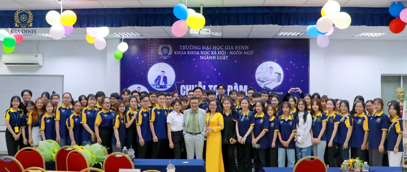 Học kỹ năng và kiến thức mới để làm trái ngành, phát triển bản thân, chuẩn bị cho sự nghiệp mới.