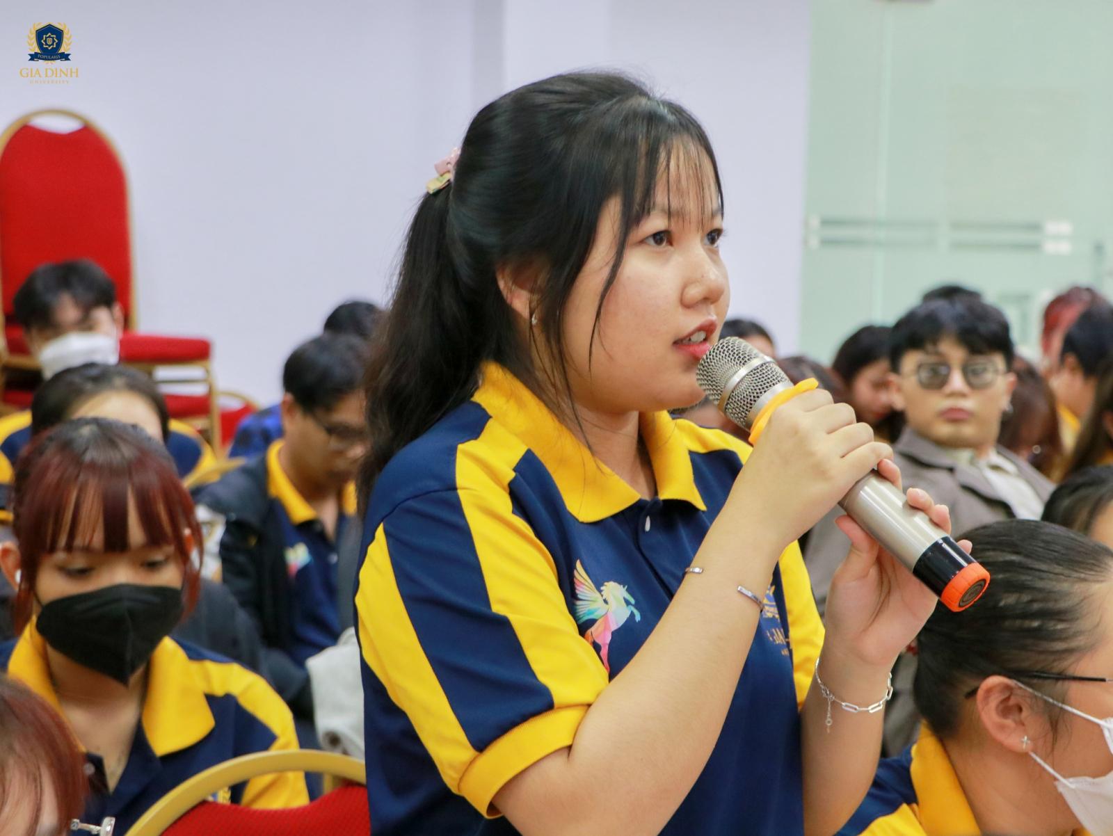 Học luật thương mại qua các hợp đồng