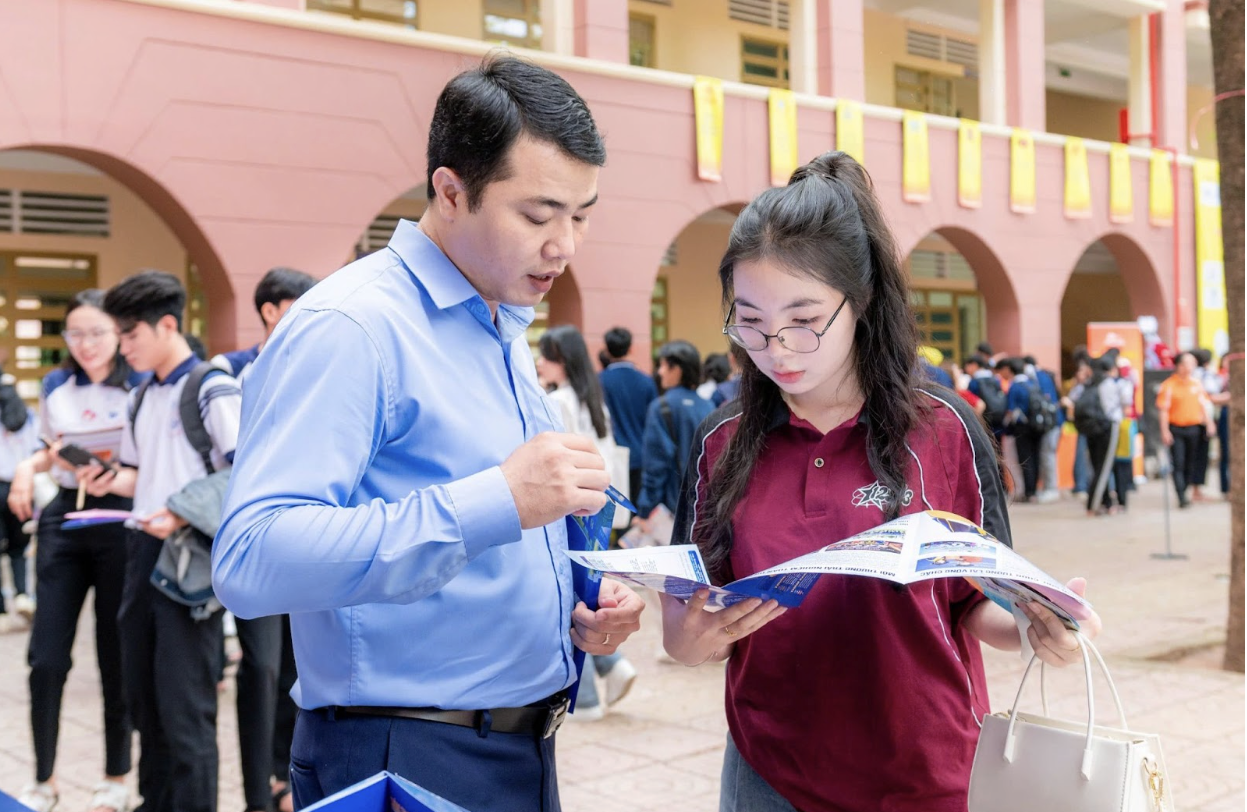 Học phí có ảnh hưởng lớn đến quyết định chọn trường và ngành học, nhưng đam mê và cơ hội nghề nghiệp cũng là những yếu tố quan trọng cần cân nhắc.