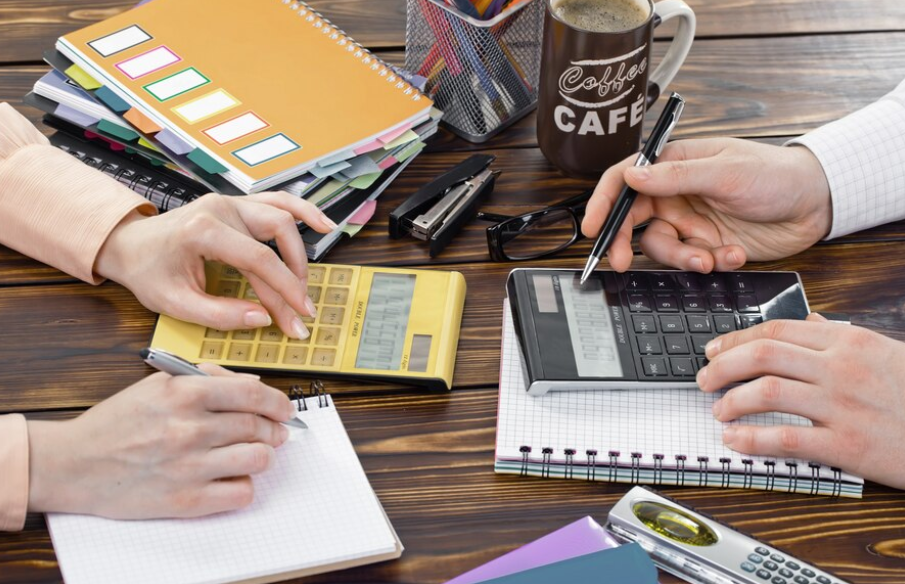 Tổng hợp các câu hỏi thường gặp về học phí ngành thiết kế đồ họa, bao gồm các khoản phí, cách giảm học phí và giá trị của việc đầu tư vào ngành này.