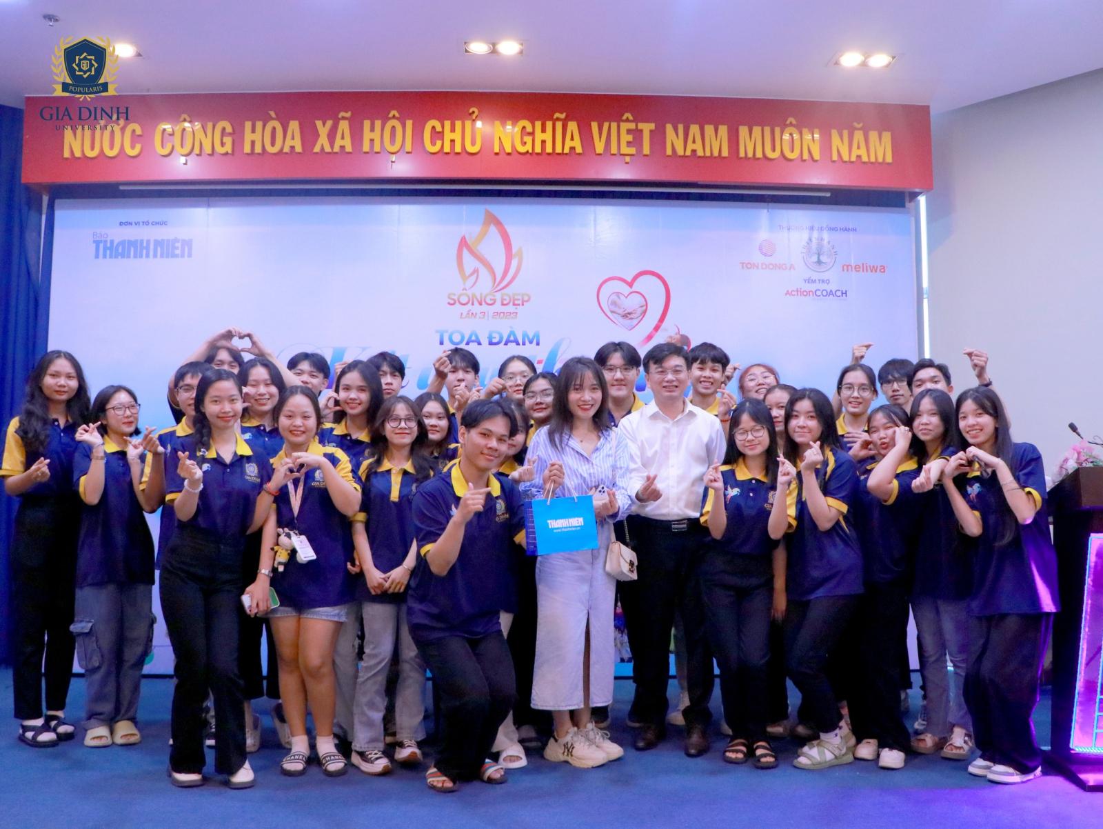 Học phí tín chỉ có rẻ hơn không? Sinh viên tự học ở thư viện