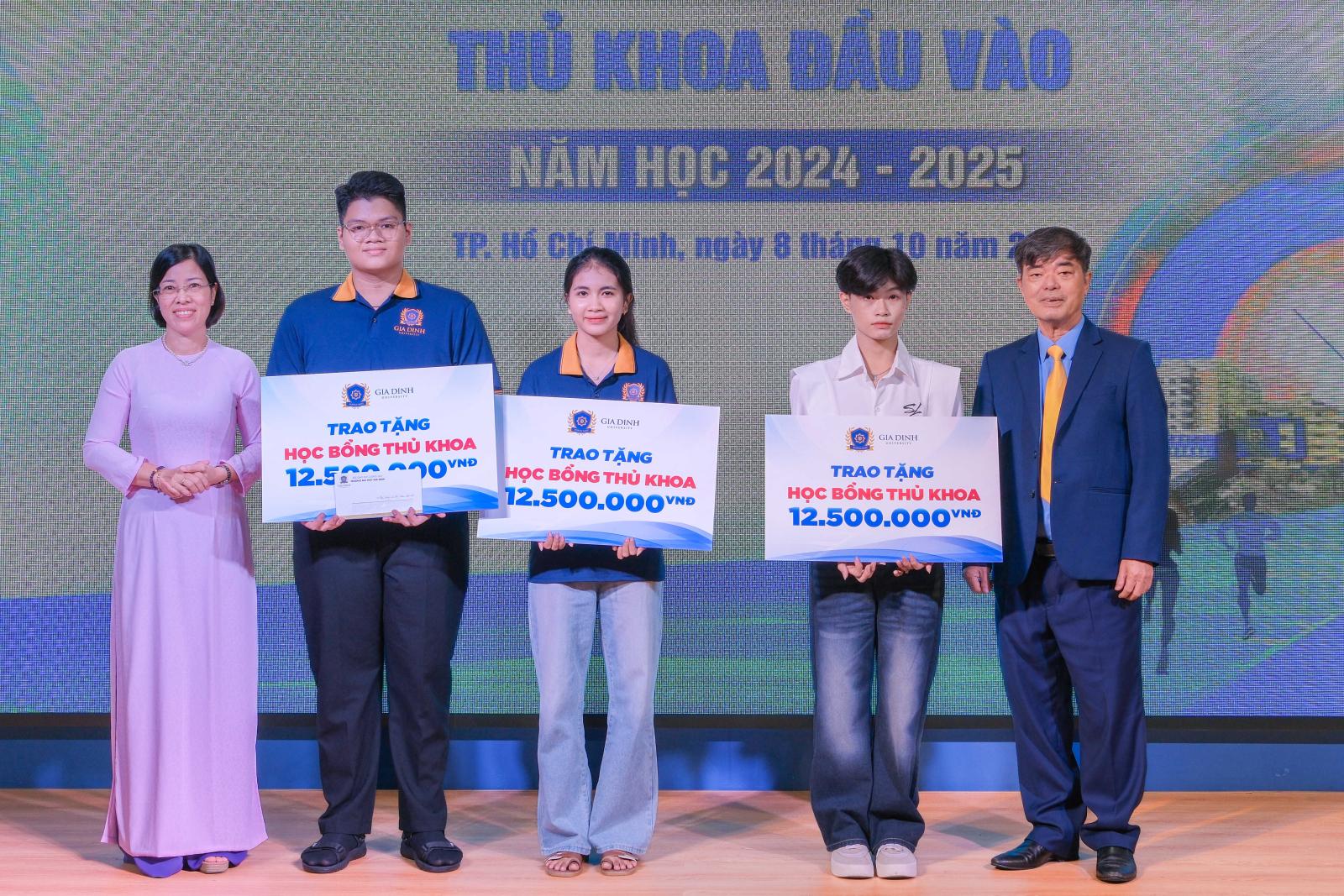 hoc-phi-hoc-bong-2025