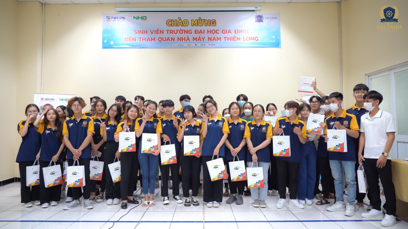 Học sinh cẩn thận kiểm tra lại hồ sơ xét tuyển đại học trước khi nộp