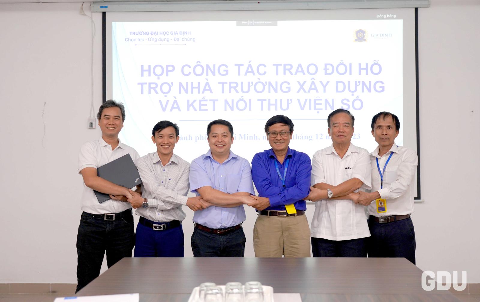 Học sinh đang nghiên cứu tài liệu trong thư viện