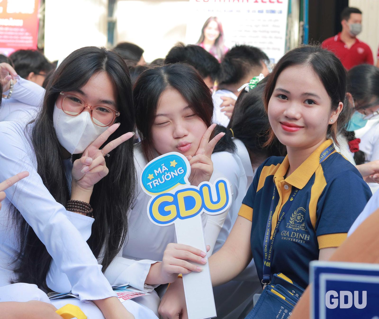 Học sinh chăm chỉ ôn thi chuẩn bị cho kỳ tuyển sinh đại học