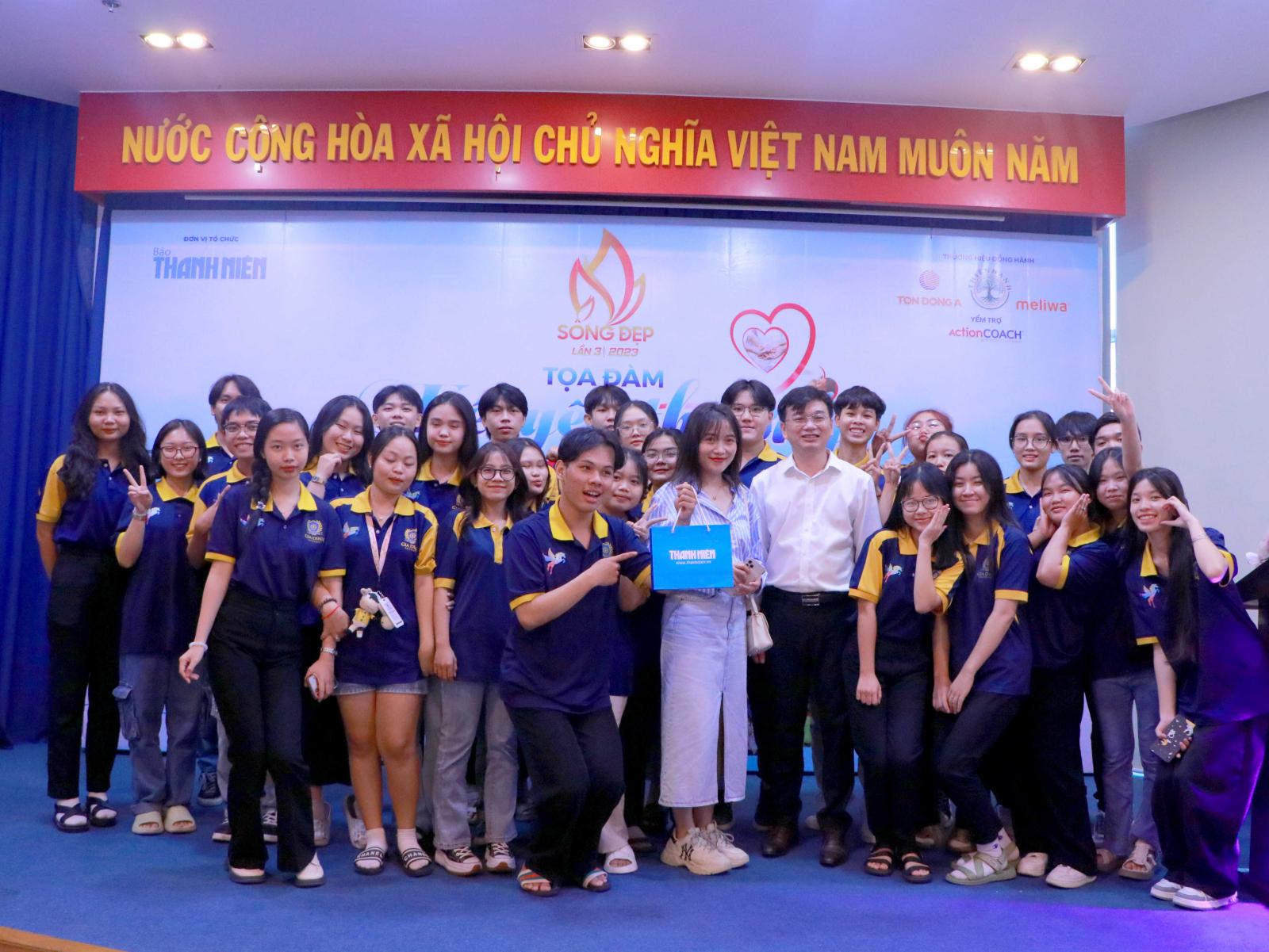 Hình ảnh học sinh tham gia câu lạc bộ tiếng Anh, thể hiện môi trường học tập năng động và sáng tạo