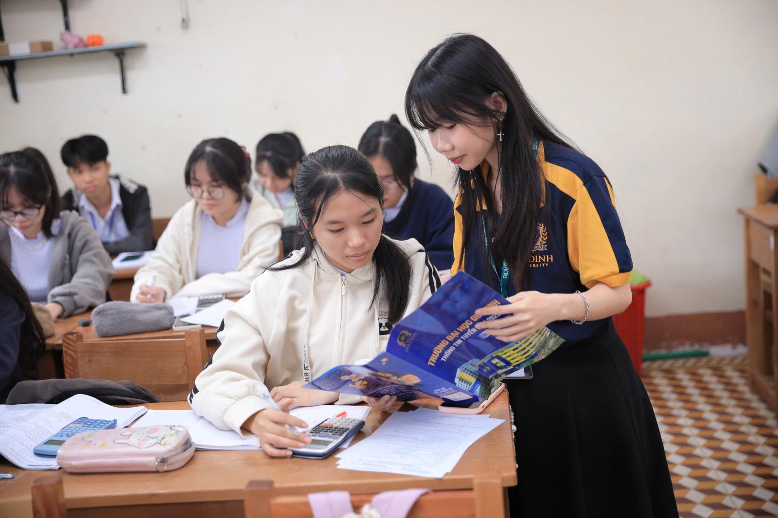 Học sinh tự học song ngữ tại nhà