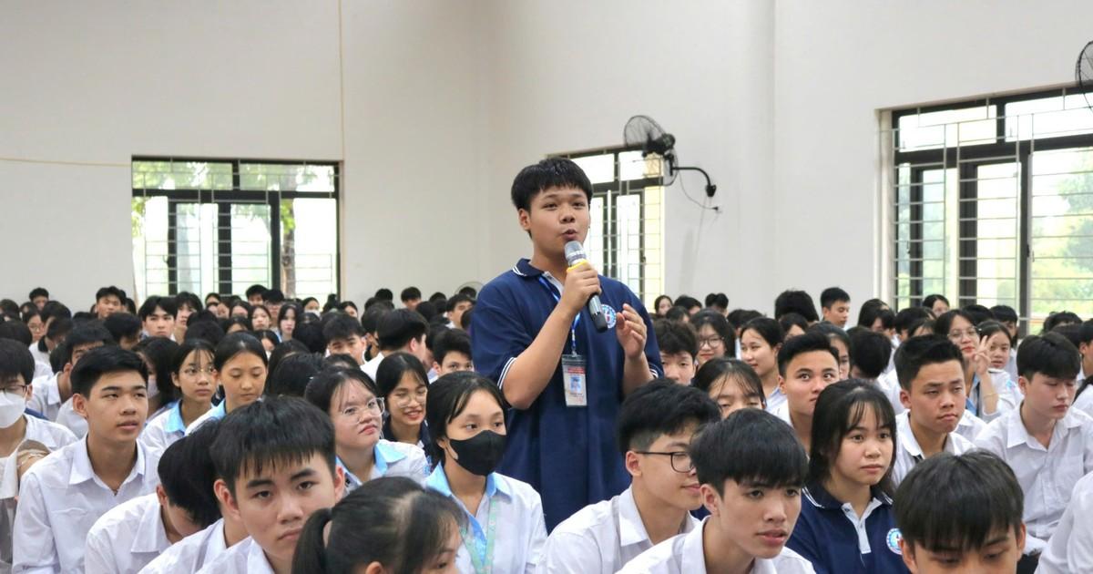 Một hội trường đông người đang chăm chú lắng nghe diễn giả trên sân khấu tại một sự kiện ngành, minh họa cơ hội học hỏi chuyện nghề từ người đi trước.