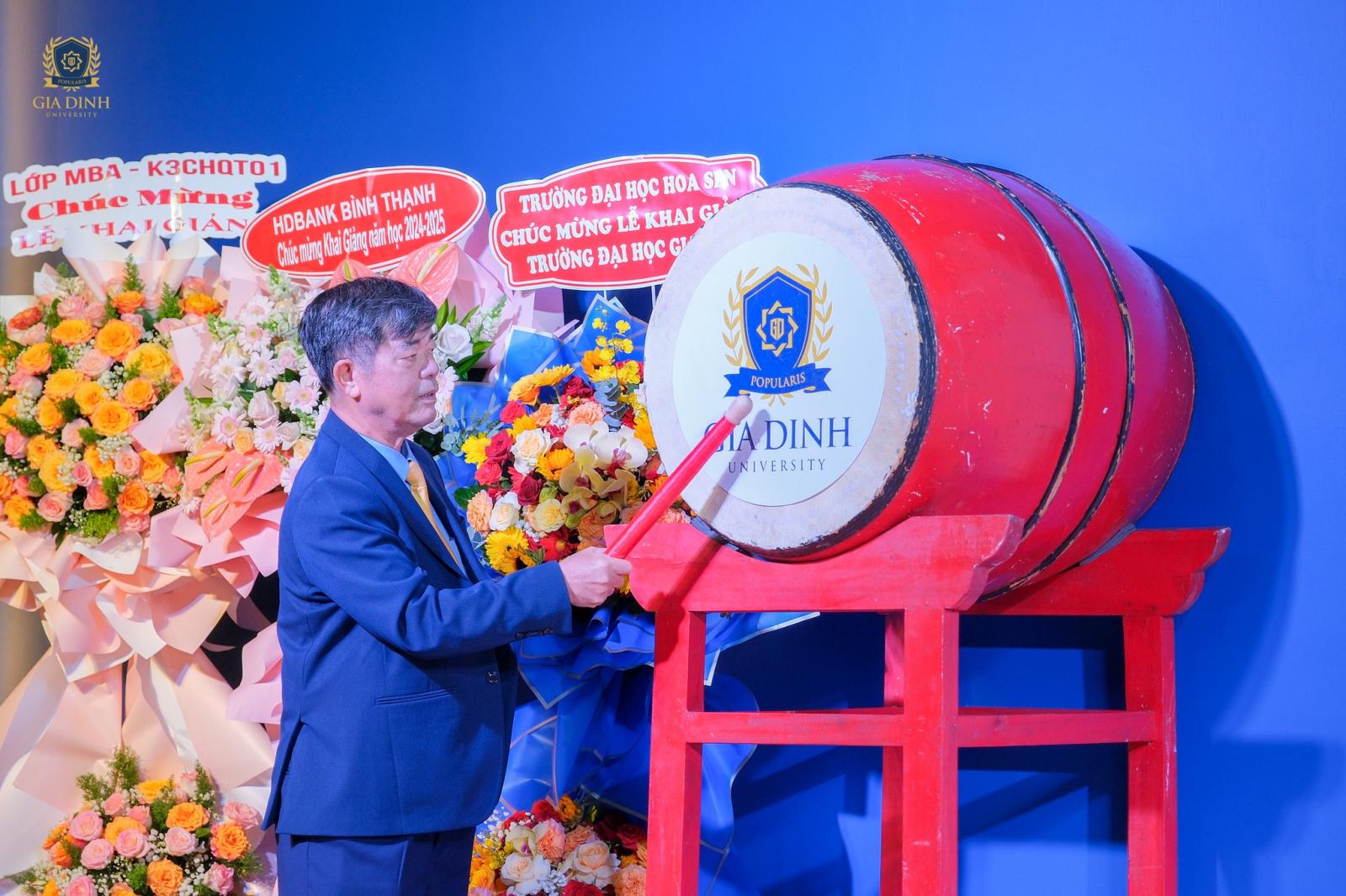 hinh-anh-le-khai-giang-truc-tuyen-cua-truong-dai-hoc-gia-dinh