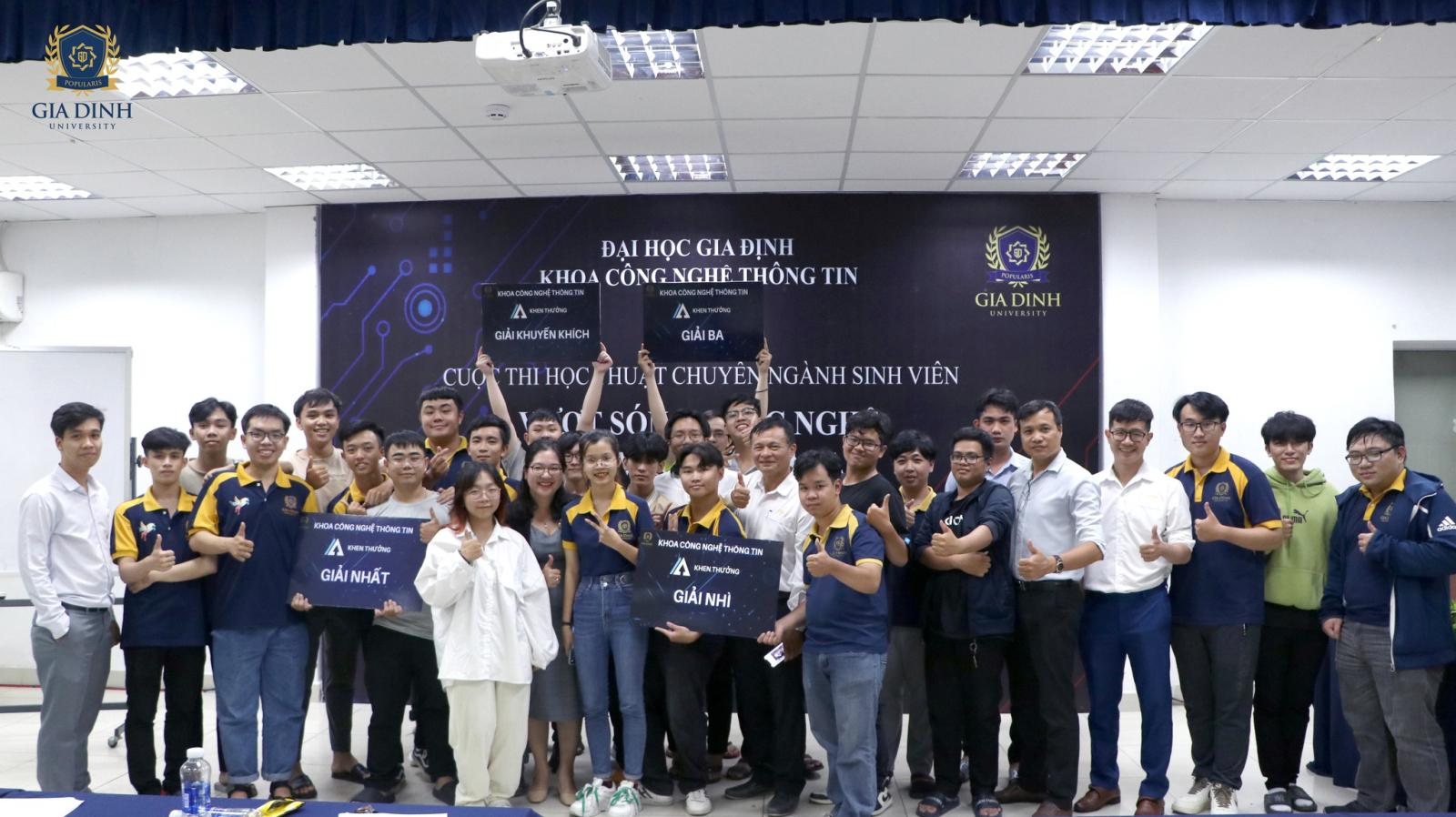 ky-su-cong-nghe-ky-thuat-nhiet-lam-viec-truoc-man-hinh-hien-thi-du-lieu