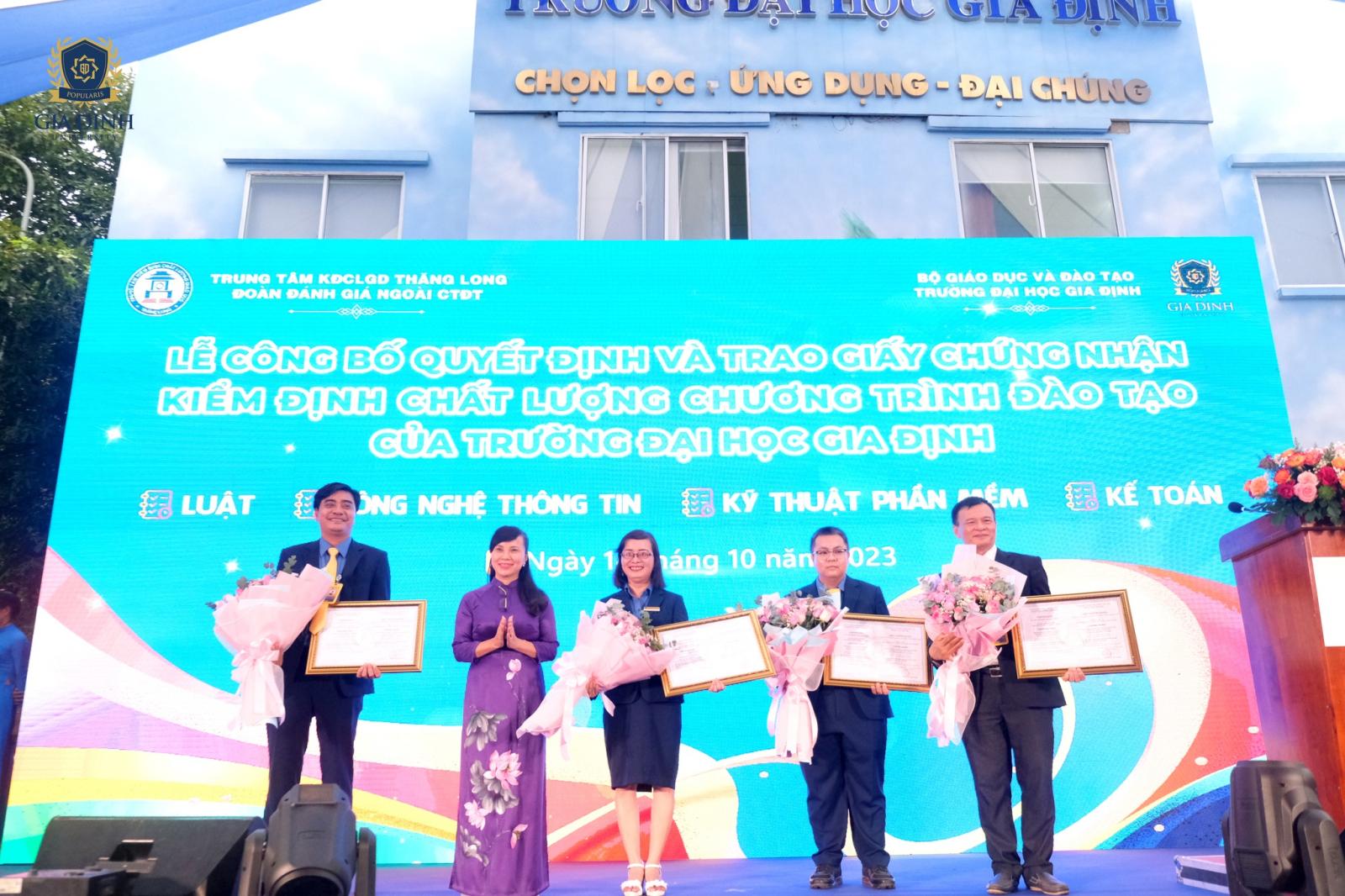 Kỹ sư môi trường kiểm tra chất lượng không khí