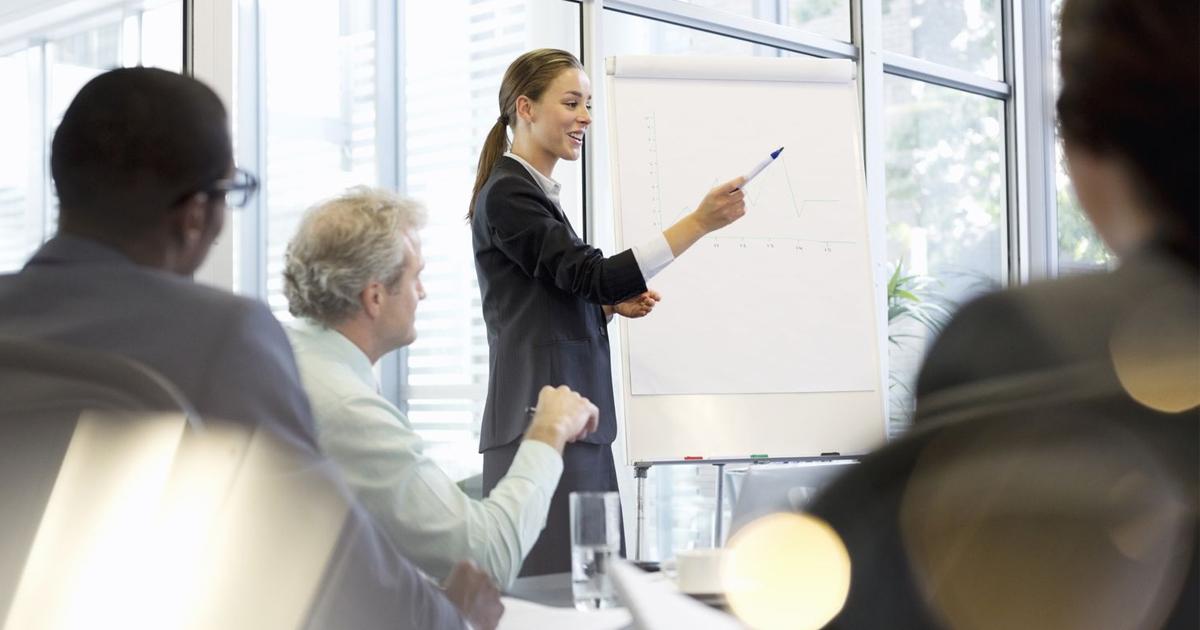 Một chiếc la bàn cách điệu, các hướng chỉ về các yếu tố quan trọng khi chọn ngành: Tính cách, Sở thích, Năng lực, Thị trường LĐ, Giá trị. Mũi kim đang cân nhắc giữa các hướng.