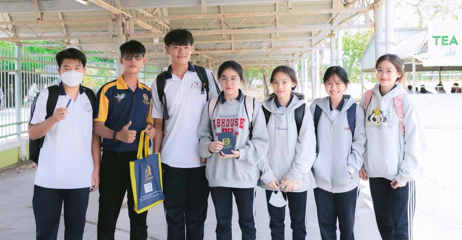 Sinh viên từng năm học từ năm nhất đến năm cuối thể hiện sự trưởng thành và phát triển