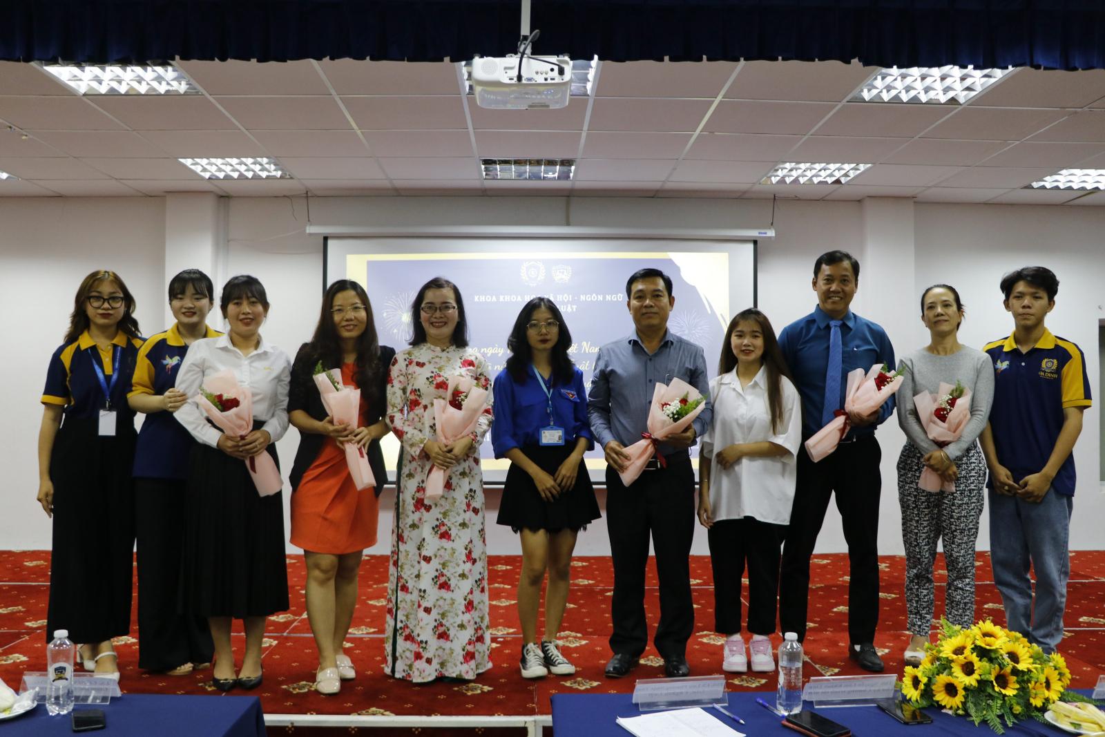 cac mon hoc quan trong trong lo trinh hoc nganh bao chi