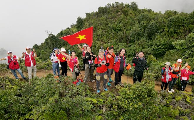 Một người đang kiên trì leo lên một ngọn núi đá hiểm trở, bầu trời phía trên quang đãng, tượng trưng cho nỗ lực vượt qua khó khăn trong sự nghiệp, một hình ảnh thường thấy trong chuyện nghề từ người từng muốn bỏ cuộc.