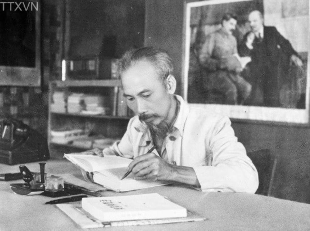 Một người trẻ tuổi đang cẩn thận sắp xếp tài liệu trong văn phòng, gương mặt thể hiện sự tập trung và trách nhiệm, minh họa bài học từ chuyện nghề từ người đi trước về việc không ngại việc nhỏ.