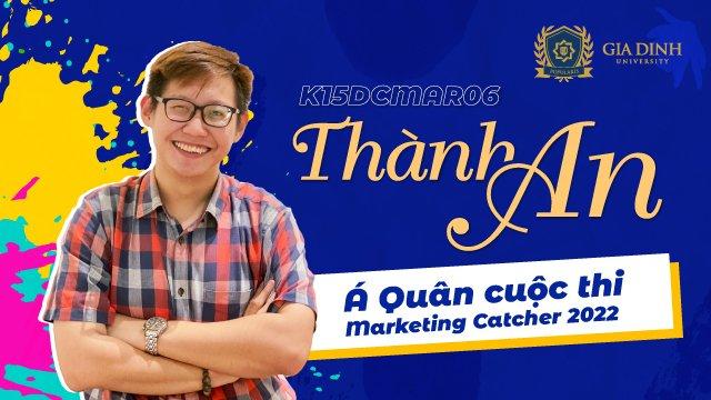 Người trong ngành đang chia sẻ câu chuyện và kinh nghiệm thực tế với nhóm bạn trẻ lắng nghe chăm chú