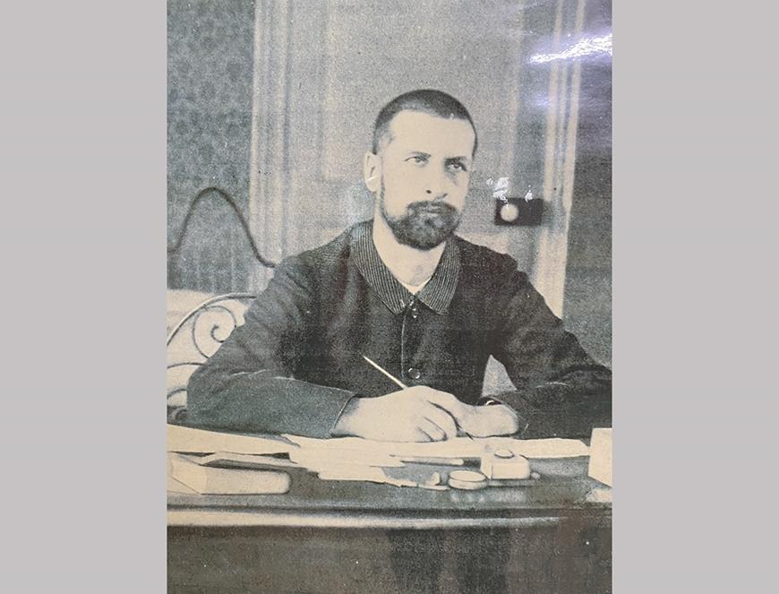 Một nhà khoa học đang tập trung nhìn vào kính hiển vi trong phòng thí nghiệm hiện đại, xung quanh là các dụng cụ nghiên cứu, biểu tượng cho ngành học phù hợp tính cách nghiên cứu