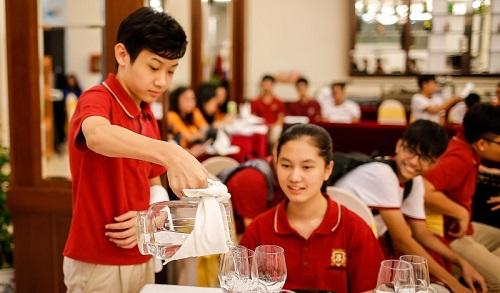 Hình ảnh minh họa những sai lầm cần tránh khi chọn nghề, như chọn nghề theo xu hướng, áp lực gia đình, đánh giá thấp sở thích và không dám thử nghiệm.