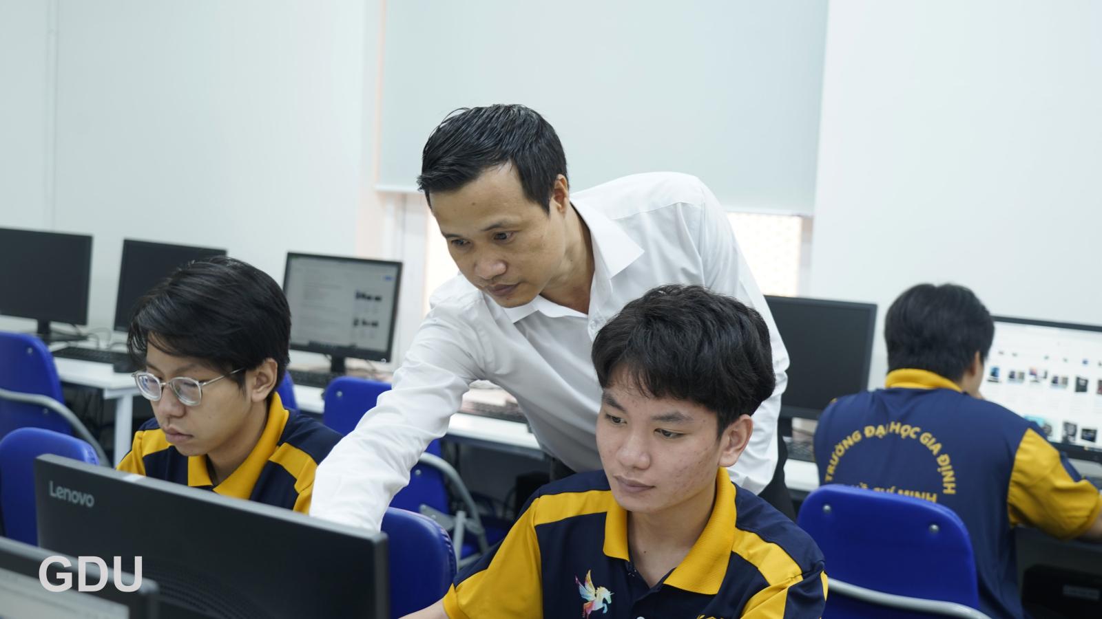 Nộp hồ sơ xét tuyển trực tuyến giúp tiết kiệm thời gian và chi phí đi lại