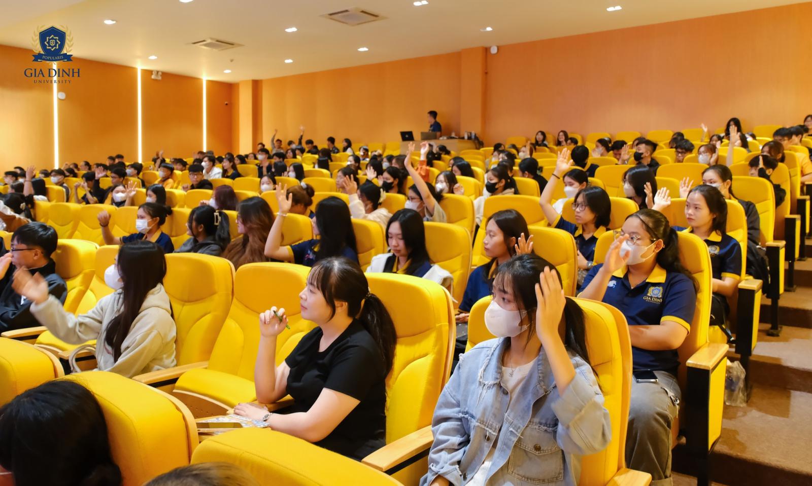 Phong vien viết bài, thu thập thông tin cho báo chí