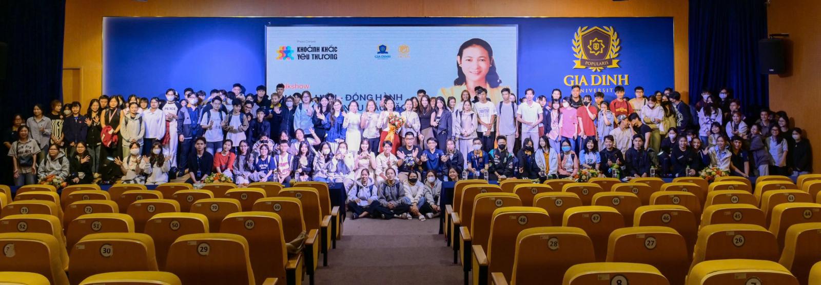 Hình ảnh phụ huynh đồng hành cùng con trên con đường học tập