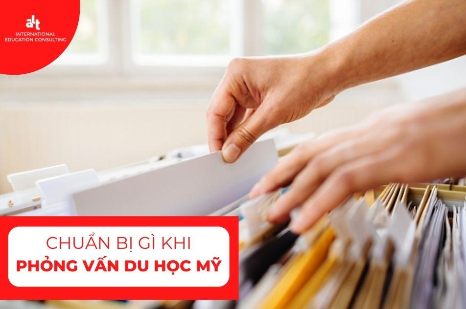 Hình ảnh mô tả các sai lầm phổ biến khi xét tuyển: hồ sơ bị từ chối, học sinh lo lắng nhìn đồng hồ đếm ngược, mũi tên chỉ sai hướng ngành học.