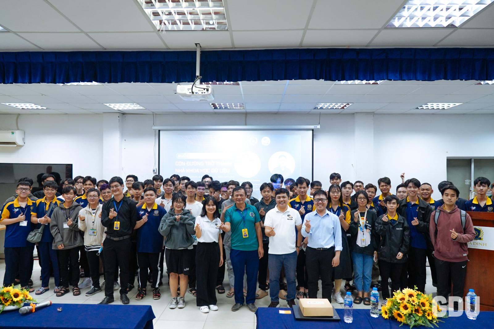 Sinh viên học tập hiệu quả trong ngành phù hợp với lực học trung bình, tạo dựng tương lai