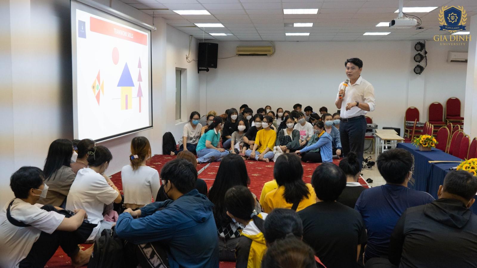 Sinh viên GDU làm việc nhóm hiệu quả