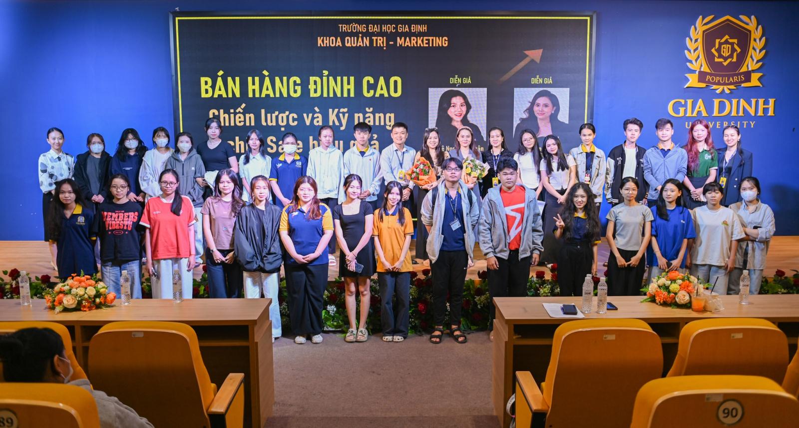 Sinh viên GDU sử dụng công cụ phân tích dữ liệu