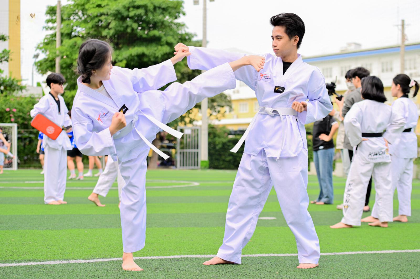 Sinh viên GDU tham gia câu lạc bộ thể thao bóng đá, rèn luyện sức khỏe và tinh thần đồng đội