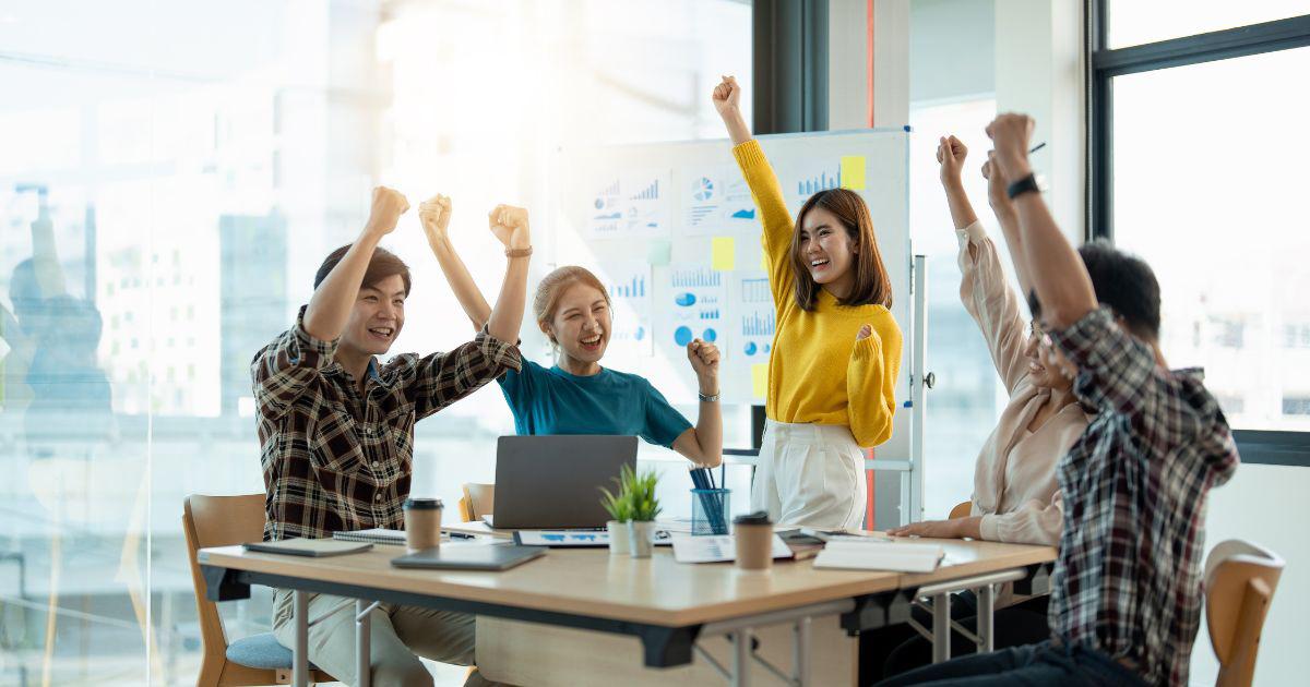 Một sinh viên Việt Nam đang ngồi học trực tuyến trên máy tính tại nhà, trông thoải mái và tập trung, thể hiện sự linh hoạt của đào tạo từ xa với chi phí hợp lý