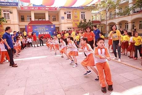 Một nhóm sinh viên trẻ đang tham gia hoạt động ngoại khóa, một người đang vẽ, một người chơi nhạc cụ, một người thảo luận sôi nổi, thể hiện quá trình khám phá sở thích và năng lực cá nhân để vượt qua phân vân chọn ngành học.