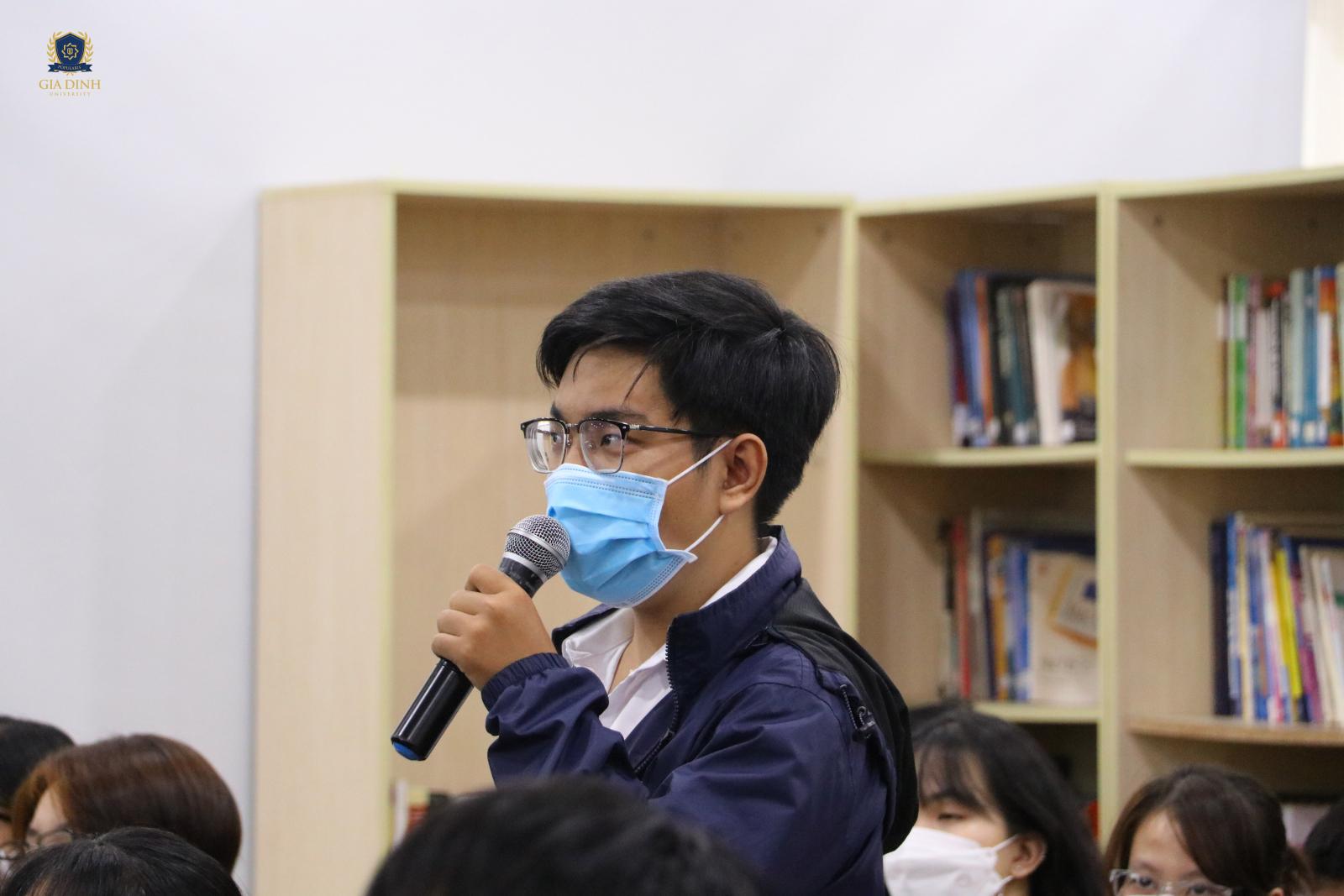 Sinh viên đại học luyện tập phỏng vấn, chuẩn bị kỹ năng xin việc