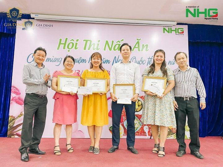 Sinh viên chăm chỉ nghiên cứu tài liệu học tập trong thư viện, chuẩn bị cho kỳ thi