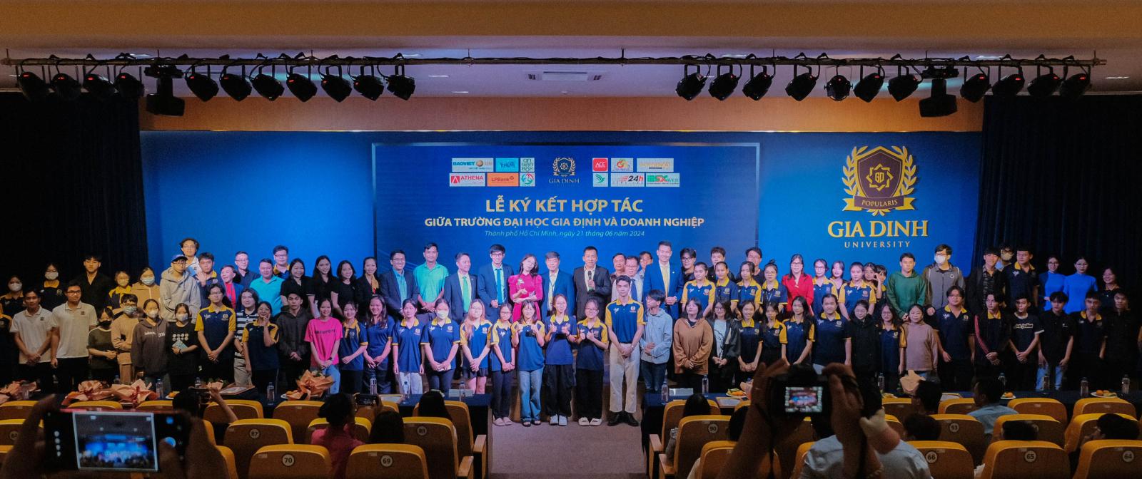 Sinh viên ngôn ngữ tham gia hội thảo chuyên ngành, cập nhật kiến thức và mở rộng mạng lưới quan hệ.